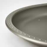 Kerzenschale aus schwarzem Metall mit strukturiertem Rand, die von hochwertiger Verarbeitung zeugt.