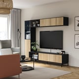 Modernes Wohnzimmer mit BOASTAD-Stauraum, TV-Konsole, grauem Sofa, rotem Stuhl und Dekor.