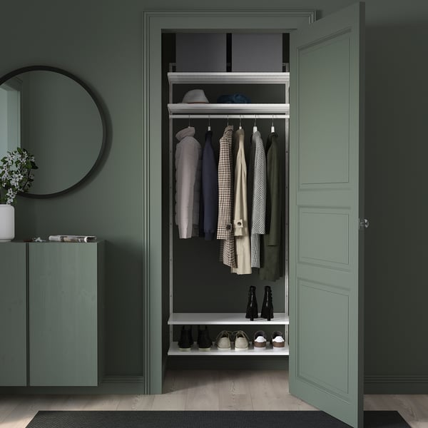 BOAXEL Wandschrank in Grün mit Regalen, Schiene und Spiegel.