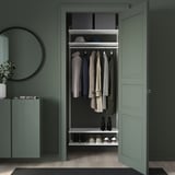 BOAXEL Wandschrank in Grün mit Regalen, Schiene und Spiegel.