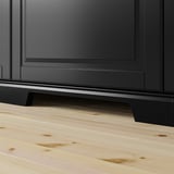 Schwarzer Küchenschrank mit Holzboden. Abgebildet mit BODBYN-Sockel.