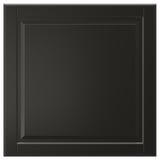 Eine schwarze BODBYN-Schranktür mit abgeschrägtem Paneeldesign für einen raffinierten Look. Hergestellt aus Faserplatten und lackiert für eine einfache Reinigung.