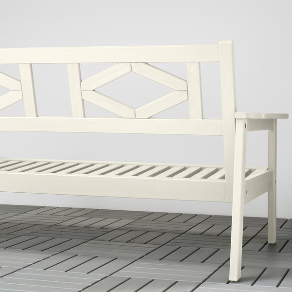 Weiße Außenbank, schlankes Design aus Akazienholz, langlebig.