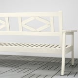 Weiße Außenbank, schlankes Design aus Akazienholz, langlebig.