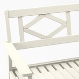 Weiße Außenbank mit geometrischem Rückenlehnendetail, robuste Konstruktion aus Akazienholz.