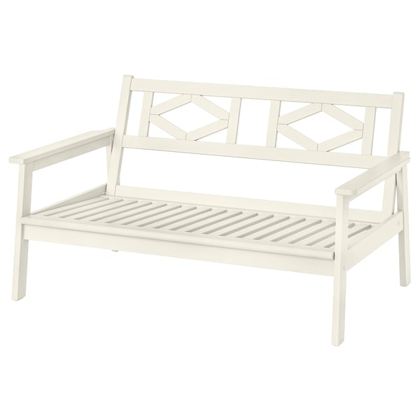 Weißes Outdoor-Sofa, Serie BONDHOLMENe mit Füßen aus Akazienholz und Kunststoff, geometrisches Rückendesign.