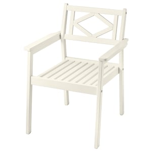 Ein weißer Holzstuhl von BONDHOLMEN mit Armlehnen. Er hat eine rautenförmige Rückenlehne und Lattensitze.