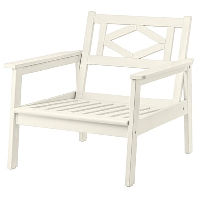 BONDHOLMEN weißer Outdoor-Akaziensessel, schlankes Design mit geometrischer Rückenlehne, bequem und langlebig.