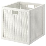 Weißer BRANÄS Weidenkorb, quadratische Form, handgeflochtenes Design, passend für Kallax-Regale, robust mit Griffen.