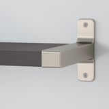 Nahaufnahme eines modernen, verstellbaren Regalträgers; Schlankes Metalldesign, Schrauben an der Wand befestigt.