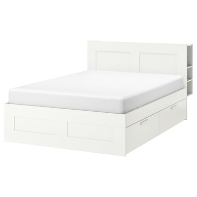 BRIMNES weißes Bett: modernes, stauraumfreundliches Bett mit klaren Linien, Schubladen und Einlegeböden am Kopfteil. Platzsparendes, verstellbares Design in Weiß.