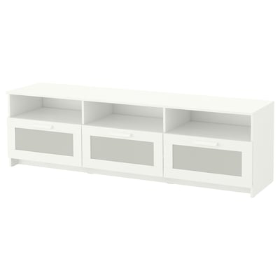 Eine BRIMNES TV-Bank in Weiß mit Glastüren und offenen Regalen. Modernes Design bietet Stauraum für Medienzubehör.