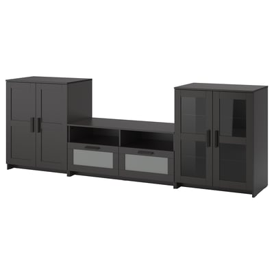 Dreiteiliges BRIMNES TV-Möbel in Schwarz; Verfügt über offene Schubladen und Glastüren, modernes Design mit schlanken Linien.