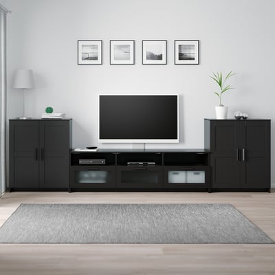 Minimalistisches Wohnzimmer: BRIMNES TV-Ständer, Flachbildfernseher, Dekor, Lampe, grauer Teppich, Kunstwerk.