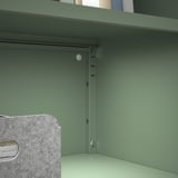 Stellen Sie sich einen robusten, gut konstruierten Schrank in Grün vor, der Teil des BOR-Aufbewahrungssystems ist. Das Metallfinish und die Hardware stehen für Langlebigkeit und Qualität.