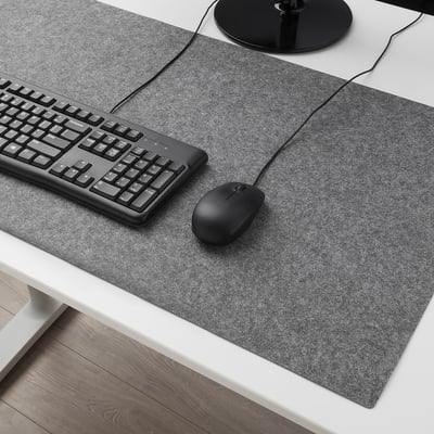 BRYTAREN schwarzes Mauspad auf dem Schreibtisch mit Tastatur, Maus und Lampe. Große, filzige Oberfläche mit Silikonpunkten.