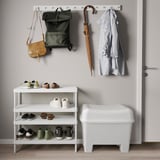 Weißer Hocker, Haken mit Taschen, Regenschirm, Schuhregal