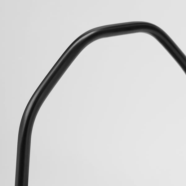 Schwarzer, schlanker Metallgriff eines modernen Beistelltisches mit glatten Linien und robustem Design.