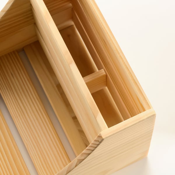 Holzkiste mit mehreren Fächern, gefertigt aus massiver Kiefer, die von hochwertiger Verarbeitung zeugt.