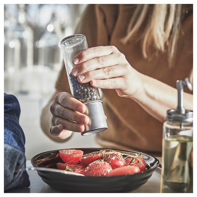 Ein CITRONHAJ Gewürzglas mit klarem Glaskörper, silbernem Metalldeckel und Keramikmahlwerkdeckel. Es ist zylindrisch und einfach im Design.