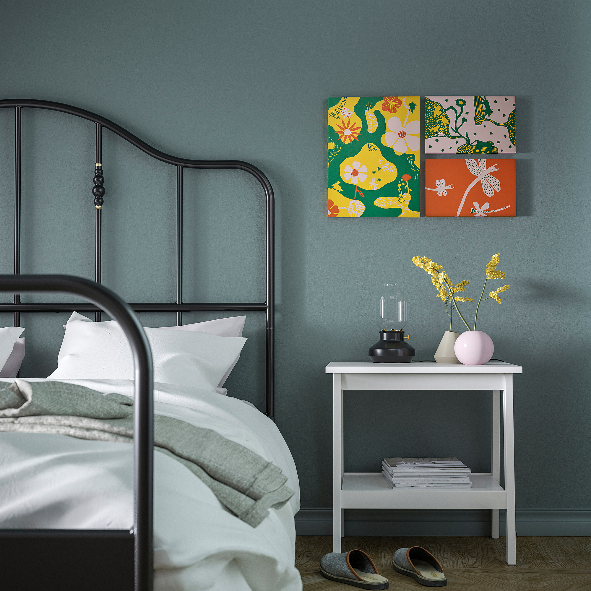 Farbenfroher Colorado-Gran-Blumendruck hängt über dem weißen Beistelltisch im beruhigenden blauen Schlafzimmer mit Metallbett und grüner Bettwäsche.