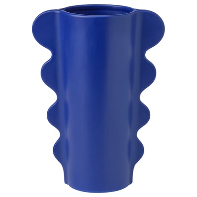 Eine blaue DOFTBRÄKEN Vase mit gewellten Rändern, aus Steinzeug.