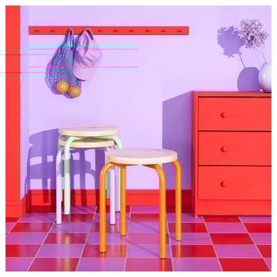 Runder Ikea-Hocker mit orangefarbenem Metallgestell und Holzsitz, modernes Design.