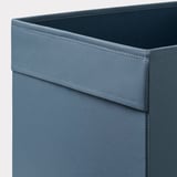Nahaufnahme eines stilvollen Aufbewahrungsbehälters aus Stoff, der seine robusten Nähte und sein hochwertiges Material zur Geltung bringt.