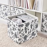 Aufbewahrungsbox mit Blumendruck, gefüllt mit CDs und Kopfhörern, passend für Kallax-Regale.