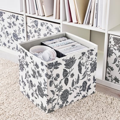 DRÖNA Würfel-Aufbewahrungsbox, schwarz/weißes florales Dessin, Stoff, steife Seiten, rechteckig.