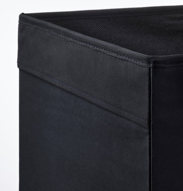 Nahaufnahme einer robusten, gut genähten Aufbewahrungsbox aus schwarzem Stoff; zeigt Qualität und Design.