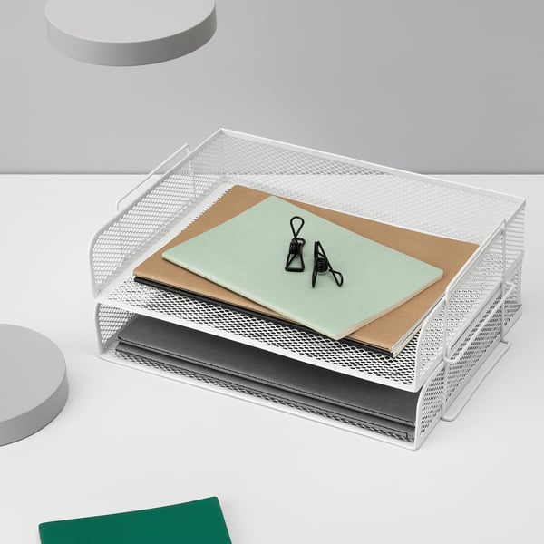 Briefablagen aus weißem Metallgitter zum Aufbewahren und Organisieren von Papieren auf dem Schreibtisch mit zwei Stapelebenen und vier Stabilisierungsfüßen.
