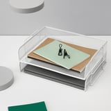 Briefablagen aus weißem Metallgitter zum Aufbewahren und Organisieren von Papieren auf dem Schreibtisch mit zwei Stapelebenen und vier Stabilisierungsfüßen.