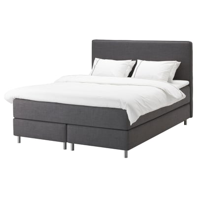 Das Bett DUNVIK in Grau ist ein weiches, gepolstertes Kopfteil und Gestell mit einem neutralen, modernen Design, das sich perfekt für die Mitte eines Raumes eignet.