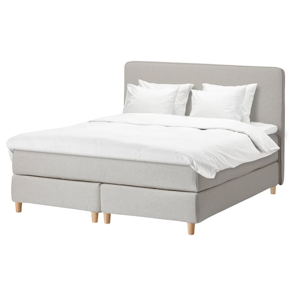 Modernes DUNVIK-Bett aus grauem Stoff mit Holzbeinen, gepolstertem Kopfteil, vier Kissen und einer weißen Matratze.
