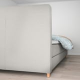 Dieses Bild zeigt ein modernes Bett. Das DUNVIK-Bett verfügt über ein weiches Kopfteil für Komfort und eine gefederte Basis für Halt und Luftzirkulation.