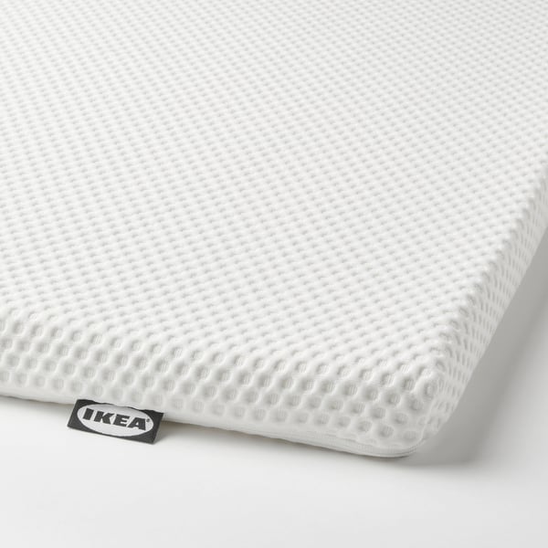 Eine Nahaufnahme einer weißen Matratze von IKEA. Die Textur erscheint weich und atmungsaktiv und ist auf Komfort ausgelegt.