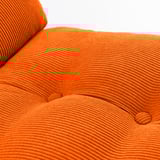 Leuchtend orangefarbener, plüschiger, strukturierter Stoffstuhl mit modernem, geschwungenem Design.