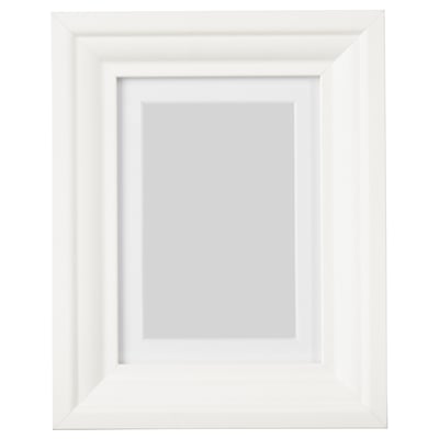 Ein weißer rechteckiger Bilderrahmen mit einem glatten, traditionellen Design und einer schützenden Kunststofffront.