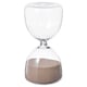 Option: Sanduhr aus klarem Glas mit hellem Sand; elegante, runde Form; sitzt auf einem kleinen Sockel; moderner dekorativer Zeitmesser.