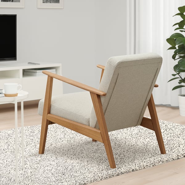 EKENÄSET Stuhl: hellgrau, Mid-Century-Design, Massivholzbeine, gemütliche Kissen, passt gut in moderne Räume.