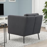 Moderne Sessel, Beistelltisch, Pflanze - gemütliches blaues Zimmer.