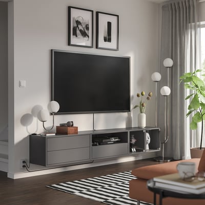 Modernes Wohnzimmer mit TV auf EKET-Einheit, blonden Böden, schwarz/weißem Teppich, hohen Lampen.