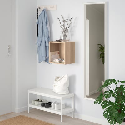 EKET Cube Aufbewahrung mit Jacke & Dekor; Bank unten, Spiegel & Pflanze.