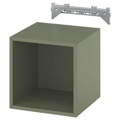 Ein olivgrüner EKET-Würfelschrank und eine Aufhängeschiene aus Metall. Der Würfel ist offen und gibt den Blick auf ein leeres Inneres frei.