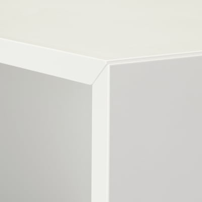 Ein EKET-Kubus, ein weißer, quadratischer Stauraum mit offener Front, der für die Wandmontage oder die Bodenaufstellung konzipiert ist.