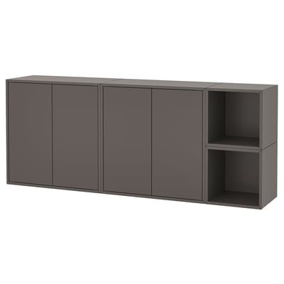 Ein grauer EKET-Wandschrank mit offenen und geschlossenen Schränken.