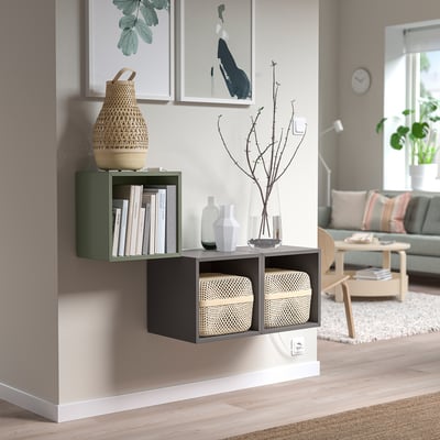EKET Wandregale in grün. Modernes, modulares Design für Bücher, Vasen und Körbe. Kleiner als die umliegenden Möbel.