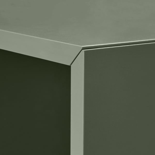 Moderne Schrankecke mit schlanken, metallischen Zierleisten und glatter Oberfläche, die hochwertiges Design und Handwerkskunst präsentieren.