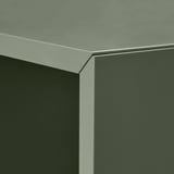 Moderne Schrankecke mit schlanken, metallischen Zierleisten und glatter Oberfläche, die hochwertiges Design und Handwerkskunst präsentieren.